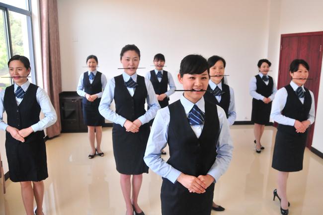 塑文明禮儀之形，鑄禮儀服務(wù)之魂——文明服務(wù)基本禮儀培訓(xùn)心得